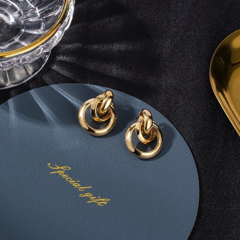 Orecchini eleganti in oro a cerchio