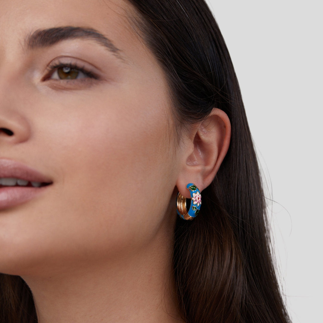 Orecchini a cerchio dorati con fiore